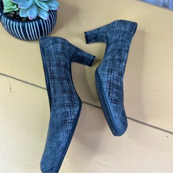 STUART WEITZMAN Gray Patterned Suede Pumps, 8.5M - Picture 12 of 12